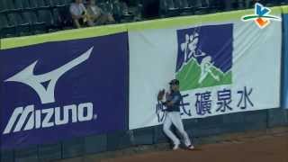 20131011 CPBL 猿VS象 8下 陳江和一棒打出＂歐吧＂安打 余德龍差點就沒收了～可惜啊！