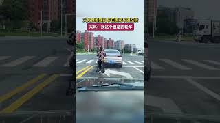 大媽竟推着嬰兒車在機動車道左轉，大媽：我這個也是四輪車....