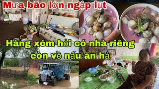 #446🇨🇳Mưa bão lớn ngập lụt,nước tràn quốc lộ cao 1met ,Hàng xóm hỏi có nhà riêng còn về nấu ăn hả