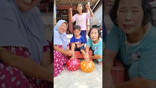 Cute mom and brothers play with new balloon shoes 🤣👧🏻😍😇👩🏻💕👶🏻#shorts #fyp #funny