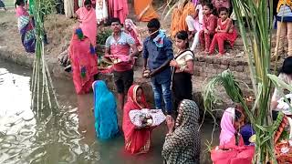 🙏 छठ घाट पर अरग देते समय भक्त 🙏 ( आदर्श ग्राम एरौरा )2018