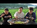 솥뚜껑에 구운 삼겹살과 마늘종의 조합~~👍👍 삼겹살 pork belly and garlic stem