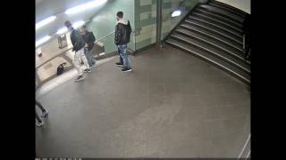 Täter gesucht: Mann tritt Frau in Berliner U-Bahn die Treppe herunter!