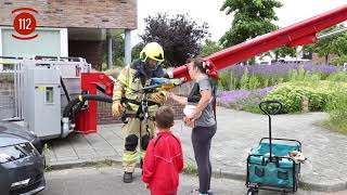 Papegaai vliegt weg tijdens wandeling in Nijkerk, brandweer haalt vogel met hoogwerker naar beneden