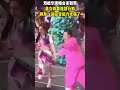 刘德华演唱会系鞋带，美女伴舞机智化解，网友：这应变能力太强了