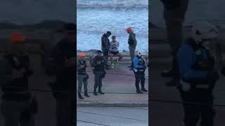 Homem com camisa do Bolsonaro é PRESO, HUMILHADO por estar simplesmente caminhando na orla da praia.