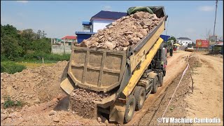 Incredible Perfect Dozer Dump Truck Spreading Dirt Building Road សកម្មភាពធ្វើគ្រឹះផ្លូវ