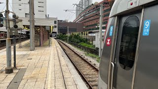 港鐵東鐵線兩列9卡R Train 停泊￼喺沙田站過渡側線￼