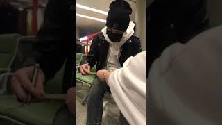 徐正溪为了给粉丝签名飞机都差点赶不上 Xu Zhengxi almost missed the plane in order to sign for his fans.