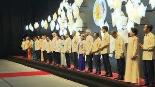 Heads of state gather for family photo at ASEAN gala dinner