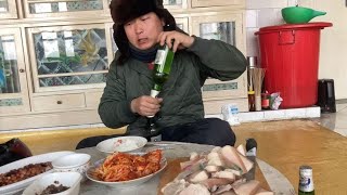 东北农村大铁锅炖猪肉，朋友不请自来帮忙刷碗！切片蘸盐喝啤酒【东北鸭蛋说白了】