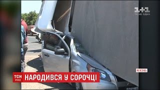 Водій вижив після того, як на його авто завалилася 20-тонна вантажівка