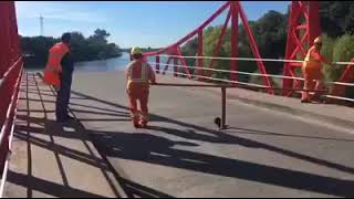 apertura de puente giratorio manualmente , ciudad de Carmelo Uruguay