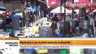 Agataliikonfuufu: Abakolera mu katale batuula obufoofofo.Basulirira kugobebwa eyeeyita eyagula ekifo