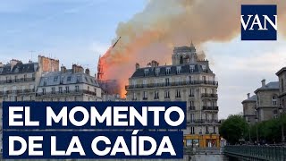 El momento de la caída de la aguja de la catedral de Notre Dame de París