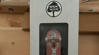 BerlinWood fingerboard (black river)