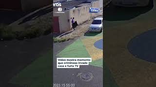 Câmera de segurança flagra homem furtando televisão em plena luz do dia