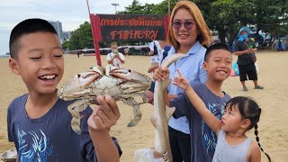 ตลาดประมงพื้นบ้านหาดจอมเทียนพัทยา ของทะเลสดๆ กินหมึกช็อตรถพ่วงริมทาง