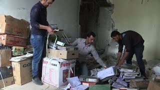 Volunteers search rubble to save Mosul university