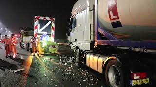 Vrachtwagen knalt op botsabsorber op A12 bij De Meern