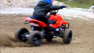 Bambino pazzo su mini quad 110 cc