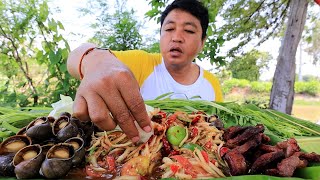 ส้มตำหอยนาหัวใหญ่ๆ กินกับทอดหมูแดดเดียวพ่อน้อยซอยเดิม สุดท่อนั่นพี่น้อง