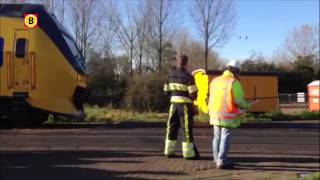 Trein ramt vrachtwagen bij spoorwegovervang in Den Bosch