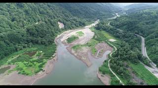 山形県西川町大井沢の所にある『二ッ掛、古里の碑』の前の寒河江川を空撮　その１