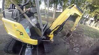 scavo per linea idrica con miniescavatore Yanmar Vio17