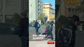 爷爷拉着扭扭车带奶奶遛弯，奶奶坐在车上像个孩子。网友：爱你的人总会把你当孩子  #cute