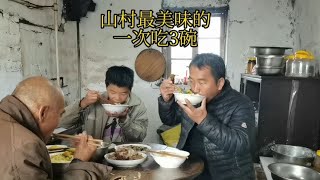 东北林区秋收太忙，拉几千块砖头铺土院子，老妈炖了一锅汤，都喝撑了【东北林区艾三】