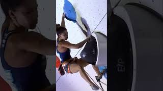 Molly Thompson-Smith big hand pop at IFSC Lead Worldcup in Briancon