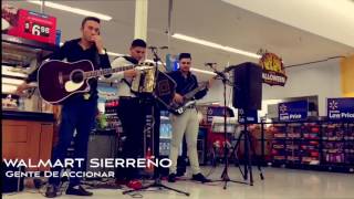 Los 3 niveles y Danny Felix tocando en el Walmart