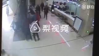 Kungfu hero: man jumped over counter \u0026 climbed on the escalator to save an old lady in 3 seconds