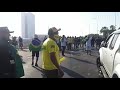 polícia afasta manifestantes do bloqueio policial com o uso de spray de pimenta