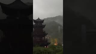 看山看水独坐 听风听兩高眠 客去客来日日 花开花落年年