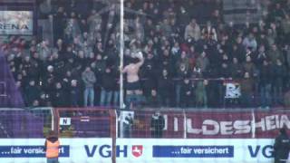 freundschaftsspiel vfl osnabrück - hannover 96  fan zieht blank