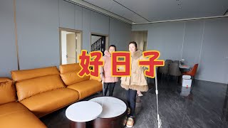 小北婚房的家具到了，沙发加床一起才花2万多，老罗：今晚就入住