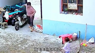 1岁宝宝突然会走路，奶奶激动的一把扔掉车子，飞奔抱起孩子