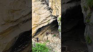 贵州大山一悬崖上发现一神秘山洞，洞口居然建有防御墙，无人机靠近一看竟然还有一位老人在这里，四周都没有看到路，这位老人家是怎么上去的？