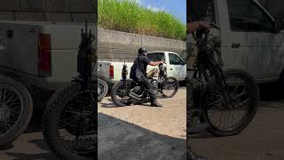 バイク屋 HANCAR motorcycle の日常。。Harley-Davidson Knucklehead に乗るお客様をお見送りしながら動画を撮らせてもらう髪長おじさん。。