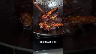 上海熏鱼 经典上海菜之一. 江苏、浙江、上海地区过年的必备菜品。其实上海熏鱼并不是真正意义上的熏鱼，因为没有熏制的工艺和过程，但由于外表和形色相似，人们称之为熏鱼