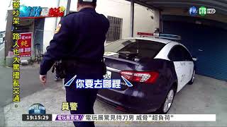 鬼祟男丟毒! 勇警忍臭鑽水溝