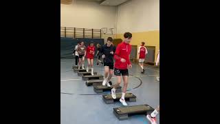 Exercice de coordination des jambes par le step pour des jeunes handbaballeurs par le coach Philipp