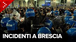 Scontri a Brescia tra polizia e antifascisti in piazza contro evento estrema destra