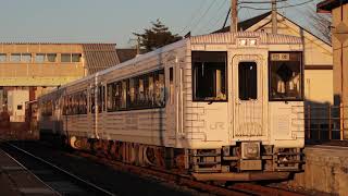 八戸線 キハ110系8448D「TOHOKU EMOTION」 鮫駅発車 2018年12月2日