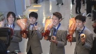 ジャンプの葛西選手ら帰国 メダルの喜びファンと共有