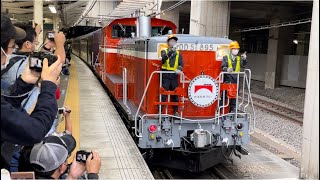 【快速DL鉄道開業150年号】国鉄DD51形895号機＋旧型客車6両＋国鉄D51形蒸気機関車498号機が前後から汽笛を鳴らしながら高崎駅を発車するシーン（9136レ）2022.10.16