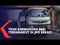 Truk Bermuatan Besi Tersangkut di JPO Bekasi, Lalu Lintas Sempat Macet Belasan Kilometer