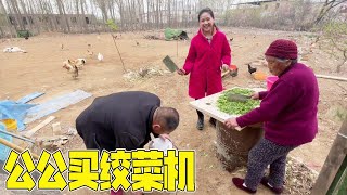 公公心疼海燕剁菜叶辛苦，偷偷抱回来绞菜机器，这样省力又省时【许海燕vlog】